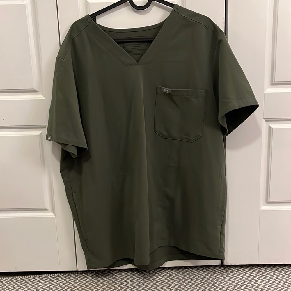 Men’s 3 pocket vneck scrub top FIGS ORIGINAL moss LIMITED edition